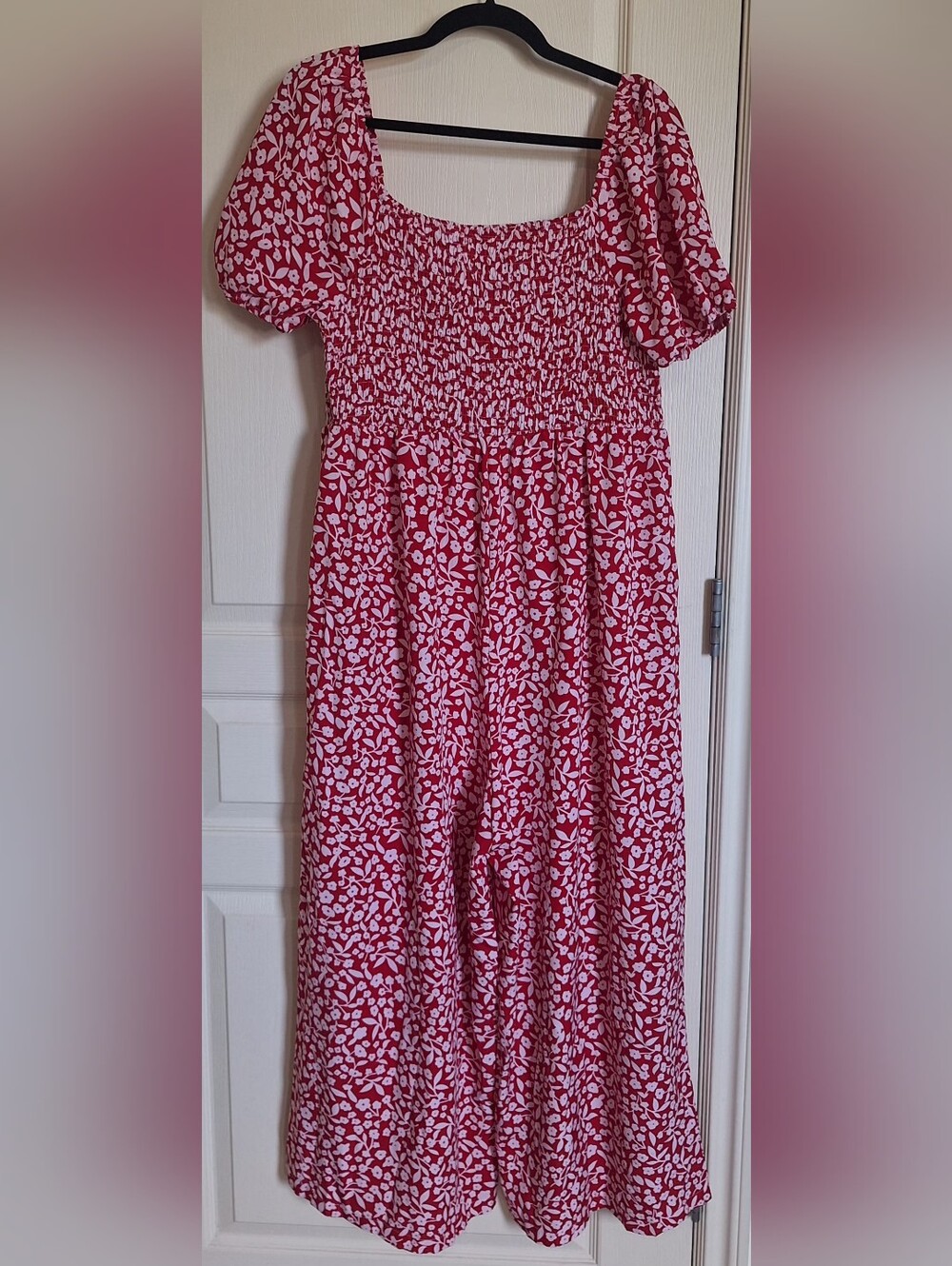 1x Euc SHEIN Red and White Floral Smocked Jumpsuit
